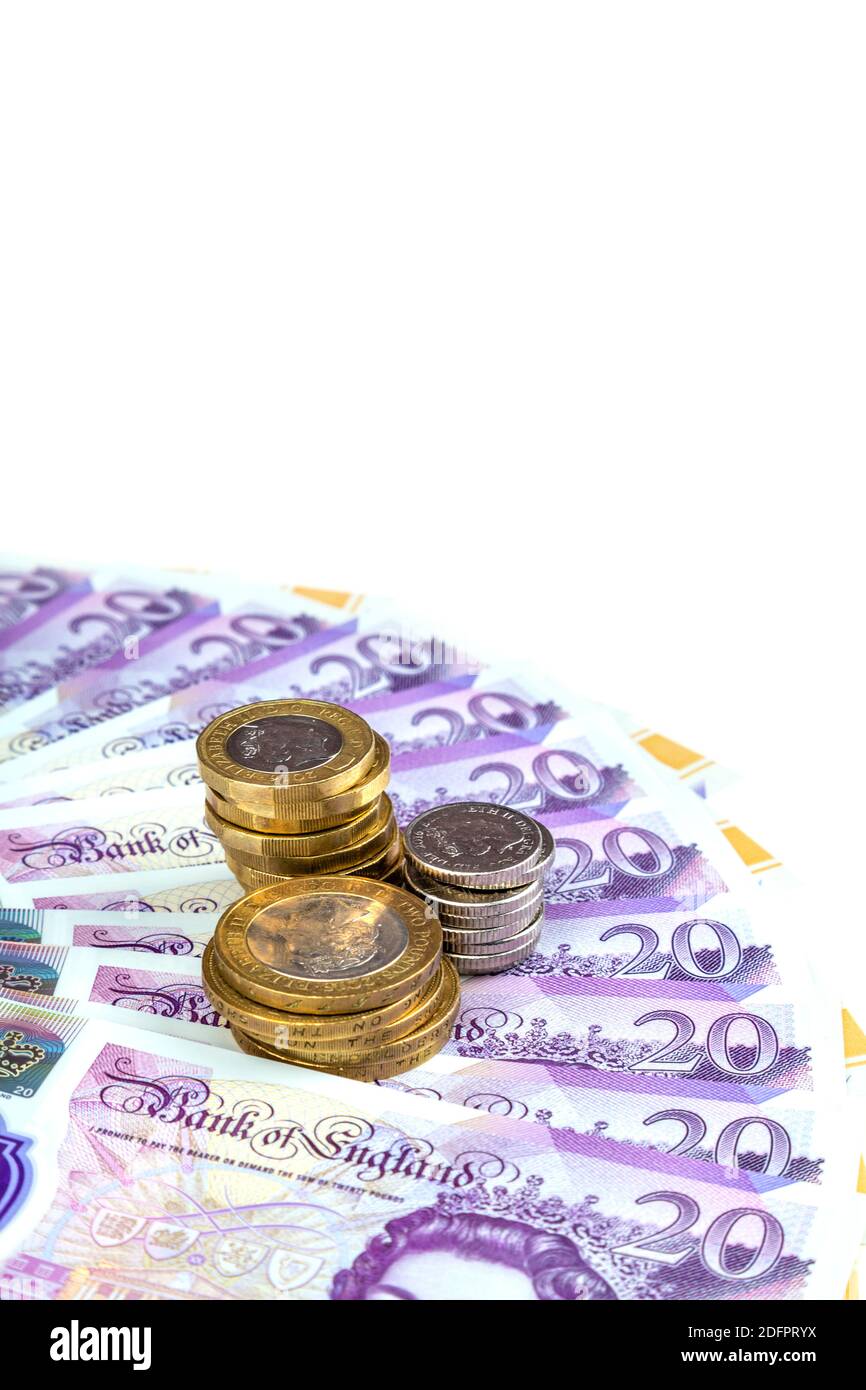 Nouvelles notes de polymère britanniques de 20 livres et pièces empilées Banque D'Images