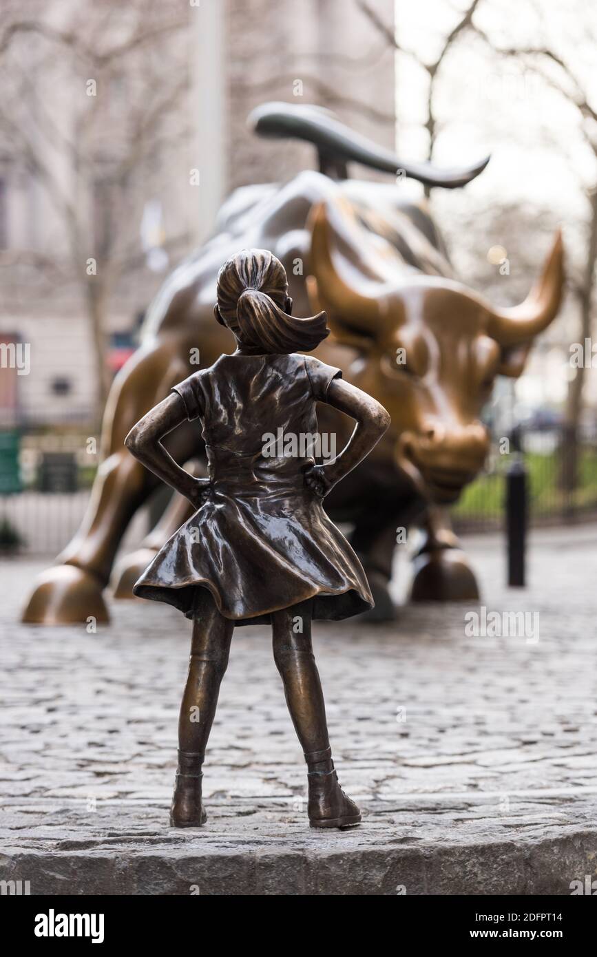 New York, États-Unis. 3 avril 2017. Une fille intrépide face au taureau de la rue en fin de journée. Banque D'Images