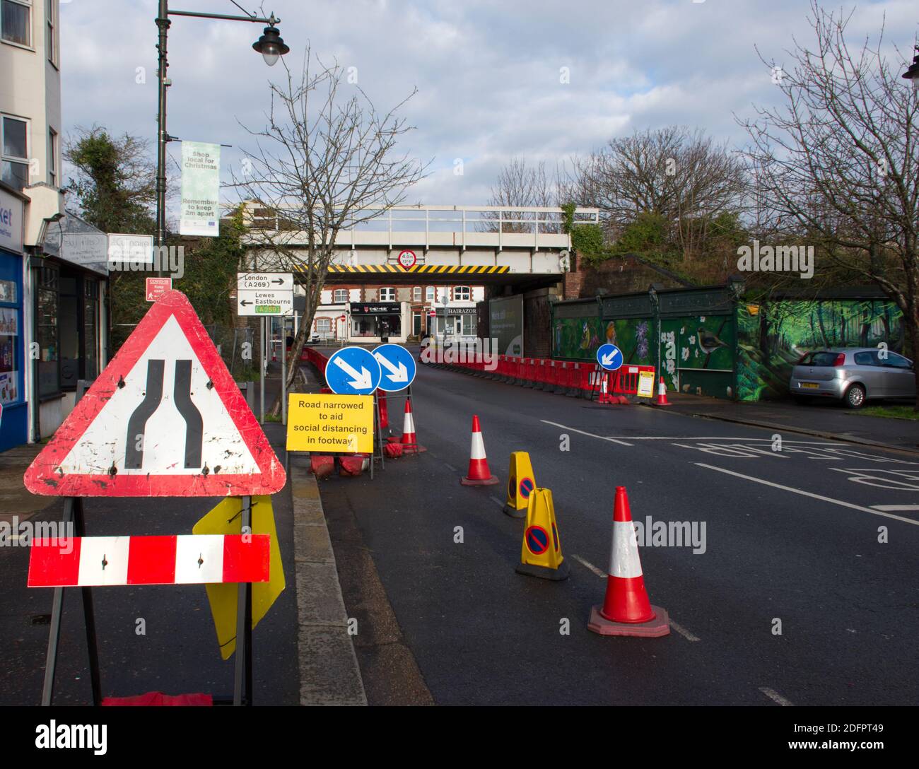 Un sentier étroit sous un pont ferroviaire qui a été élargi pour aider à prendre des distances sociales pendant la crise Covid 19. Banque D'Images