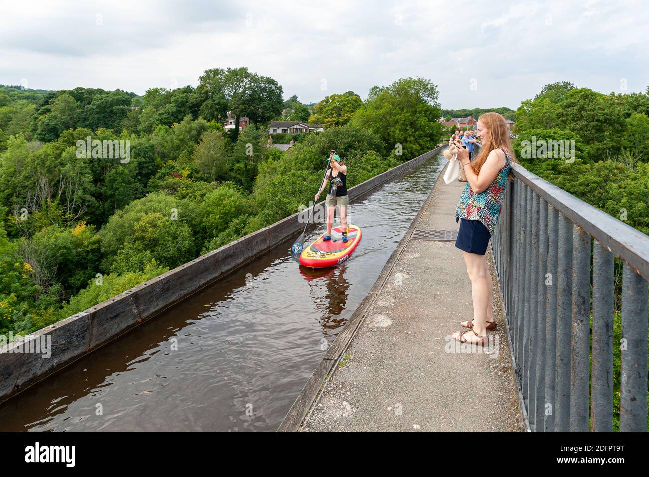 08-08-2020, Pontcysyllte Aqueduct, pays de Galles, Royaume-Uni. Femme en pagayage traversant la rivière Dee dans le canal de Llangollen en traversant la vallée de Llangollen. Banque D'Images