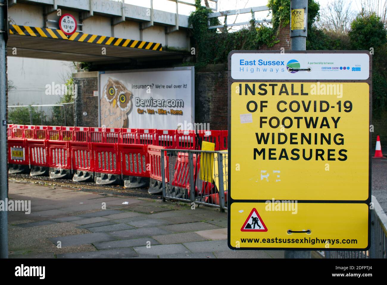 Un sentier étroit sous un pont ferroviaire qui a été élargi pour aider à prendre des distances sociales pendant la crise Covid 19. Banque D'Images