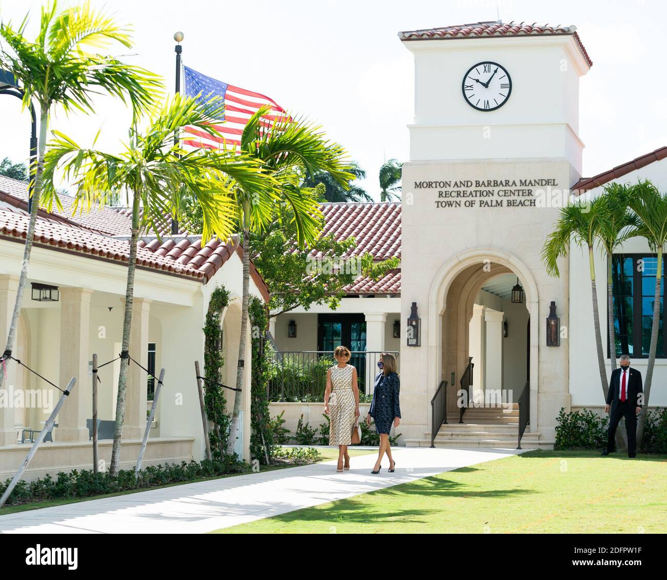 La première dame Melania Trump, rejointe par Wendy Sartory Link, superviseure des élections du comté de Palm Beach, quitte le centre de loisirs Morton et Barbara Mandel à Palm Beach, FLA le mardi 3 novembre 2020, après avoir voté lors de l'élection présidentielle de 2020. People: First Lady Melania Trump Credit: Storms Media Group/Alamy Live News Banque D'Images