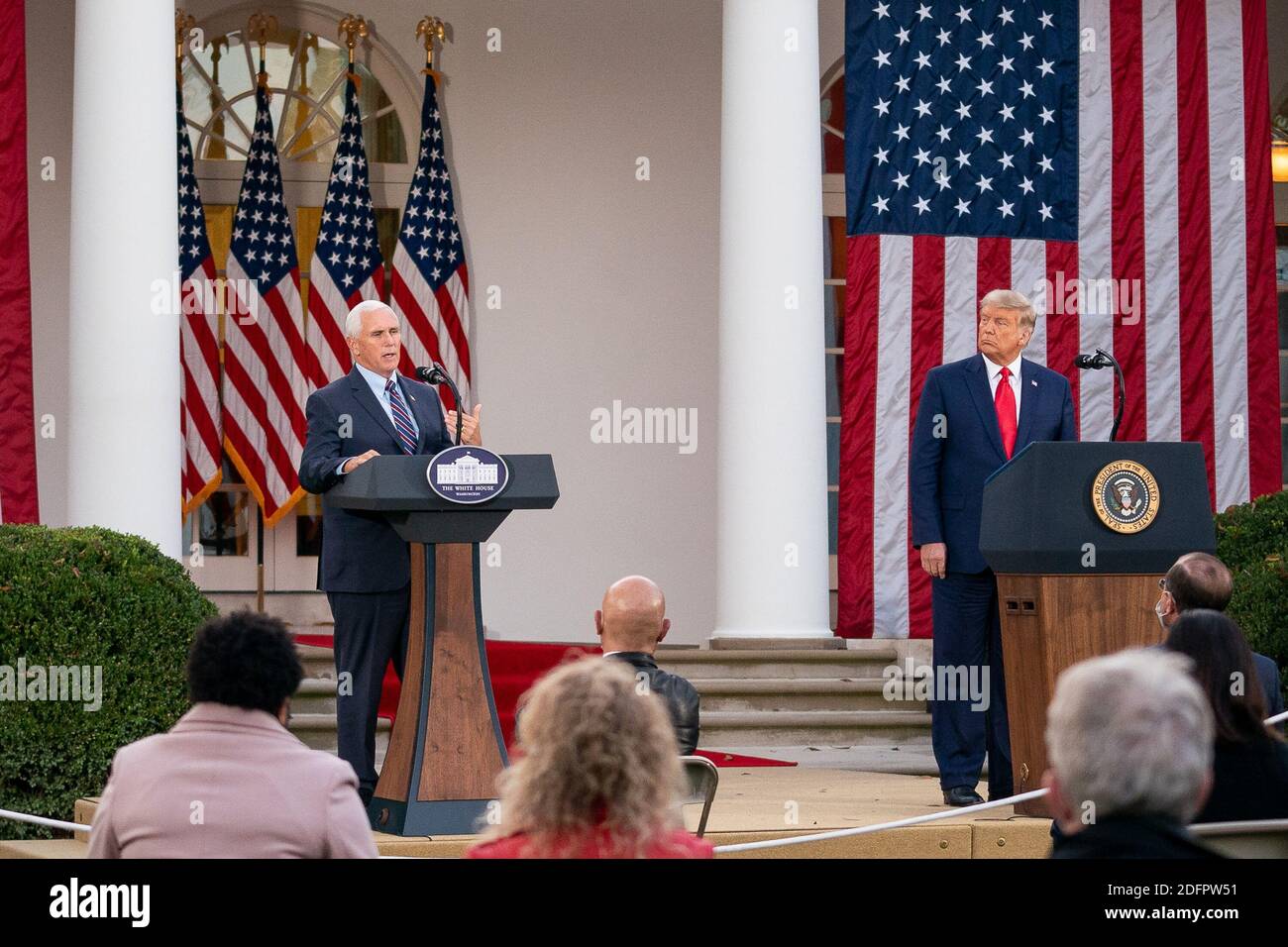 Washington, États-Unis d'Amérique. 13 novembre 2020. Le président Donald J. Trump écoute les propos du vice-président Mike Pence lors d'une mise à jour sur le développement du vaccin contre le coronavirus et l'opération Warp Speed le vendredi 13 novembre 2020, dans le jardin des roses de la Maison Blanche. Personnes: Président Donald Trump, vice-président Mike Pence crédit: Storms Media Group/Alay Live News Banque D'Images