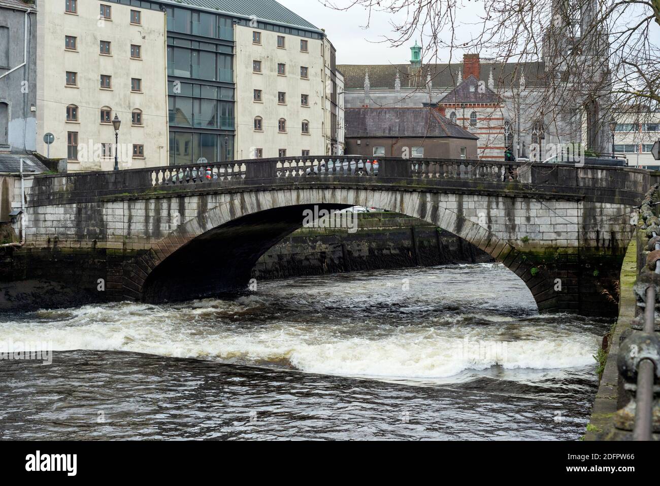 Rare unique vue de la rivière Lee marée basse eaux agitées au Cork Corporation pont du Parlement dans la ville de Cork Irlande causé par lit de rivière inégale. Banque D'Images