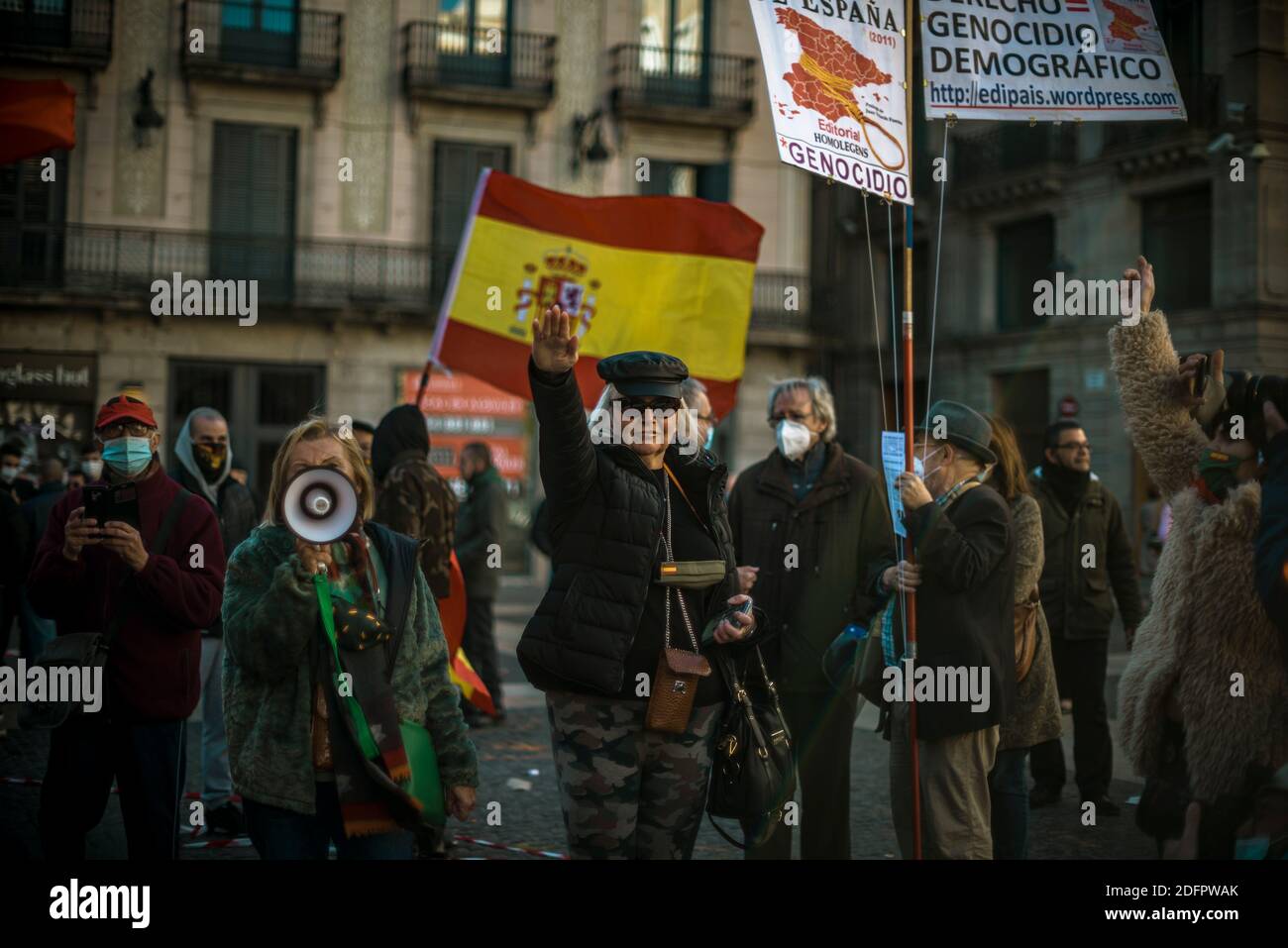 Barcelone, Espagne. 6 décembre 2020. Les partisans saluent à la fin d'un rassemblement du parti de droite VOX devant le gouvernement catalan lors de la journée de constitution espagnole. Credit: Matthias Oesterle/Alamy Live News Banque D'Images