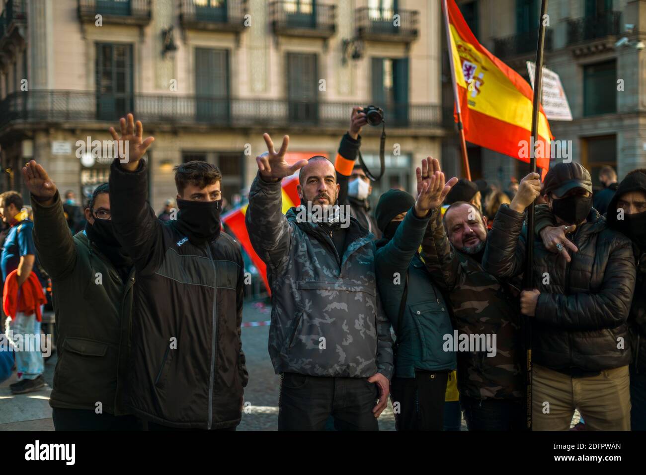 Barcelone, Espagne. 6 décembre 2020. Les partisans saluent à la fin d'un rassemblement du parti de droite VOX devant le gouvernement catalan lors de la journée de constitution espagnole. Credit: Matthias Oesterle/Alamy Live News Banque D'Images