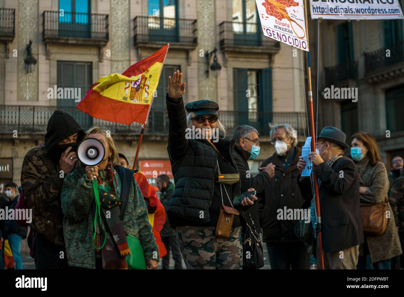 Barcelone, Espagne. 6 décembre 2020. Les partisans saluent à la fin d'un rassemblement du parti de droite VOX devant le gouvernement catalan lors de la journée de constitution espagnole. Credit: Matthias Oesterle/Alamy Live News Banque D'Images