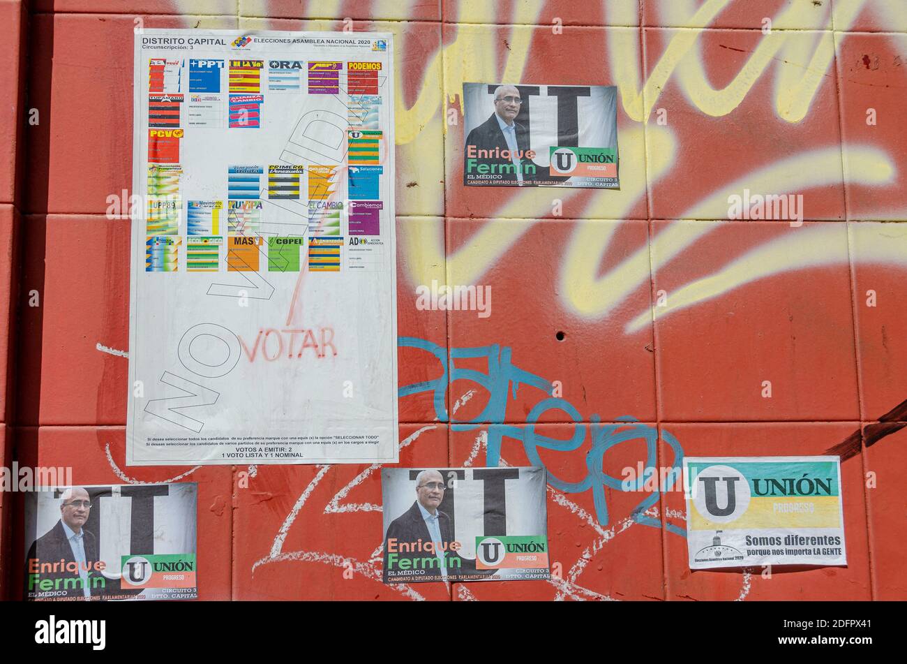 La publicité électorale est toujours présente près des bureaux de vote. Banque D'Images