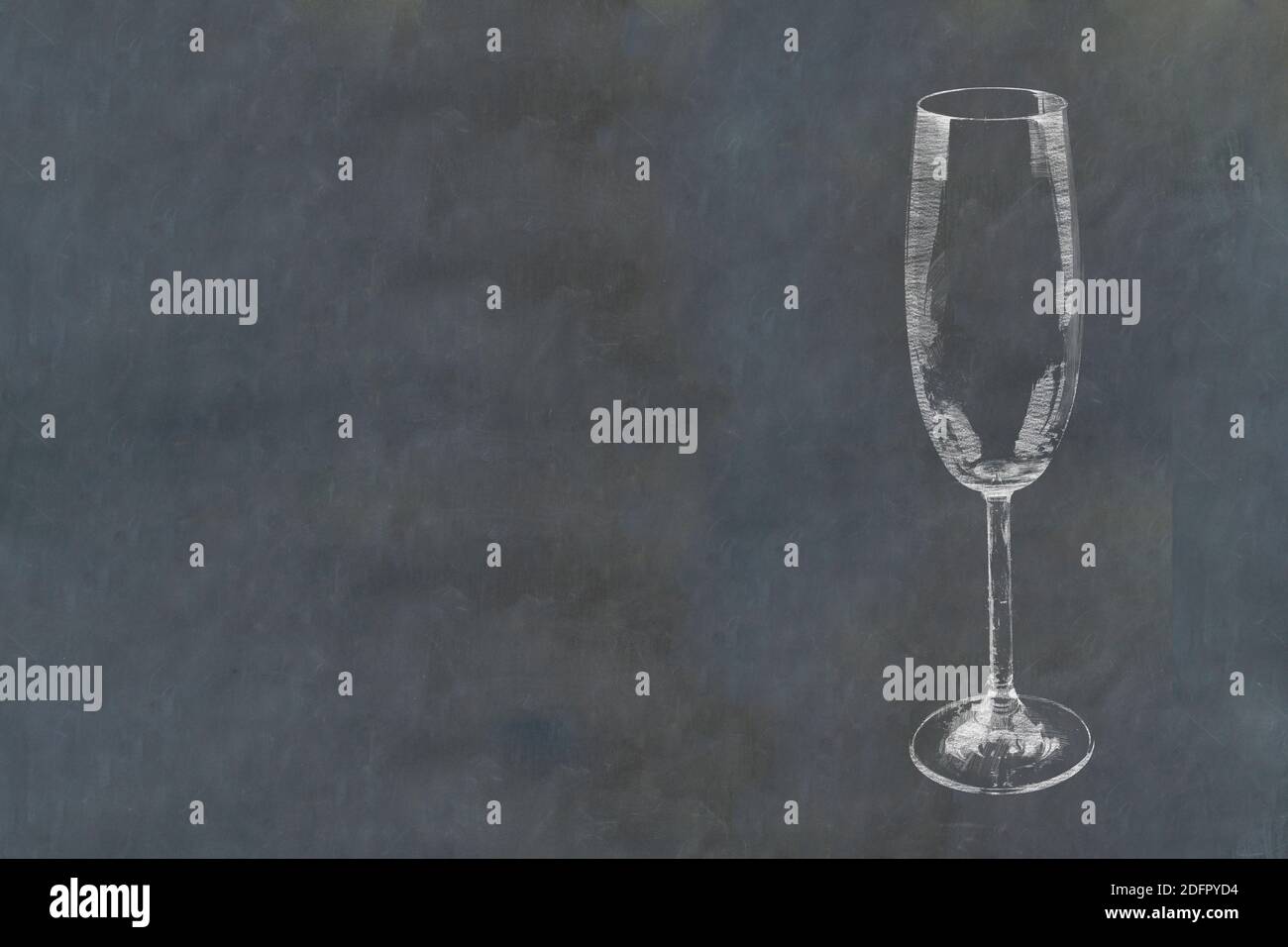 Dessin au craie du contour de flûte à champagne sur un tableau noir en ardoise. Banque D'Images
