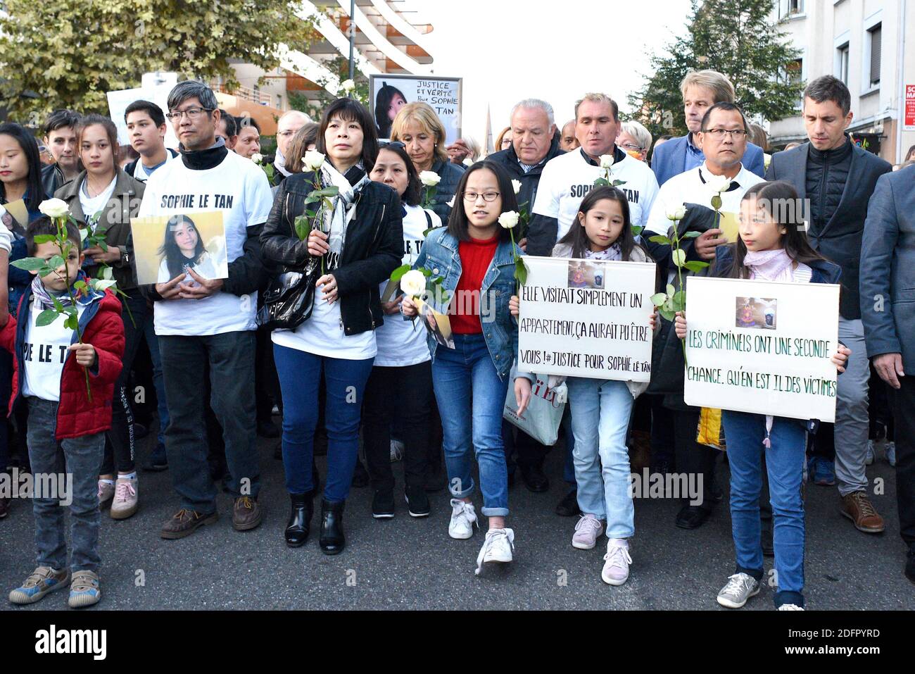 Les gens se rassemblent pour une marche blanche en faveur de la famille de Sophie le Tan à Schiltigheim, dans la banlieue de Strasbourg, France, le 29 septembre 2018. Jean-Marc Reiser, un homme de 58 ans aux antécédents criminels très élevés, a été inculpé pour meurtre et enlèvement à Strasbourg, dix jours après la disparition de la femme de 20 ans. Photo de Nicolas Roses/ABACAPRESS.COM Banque D'Images