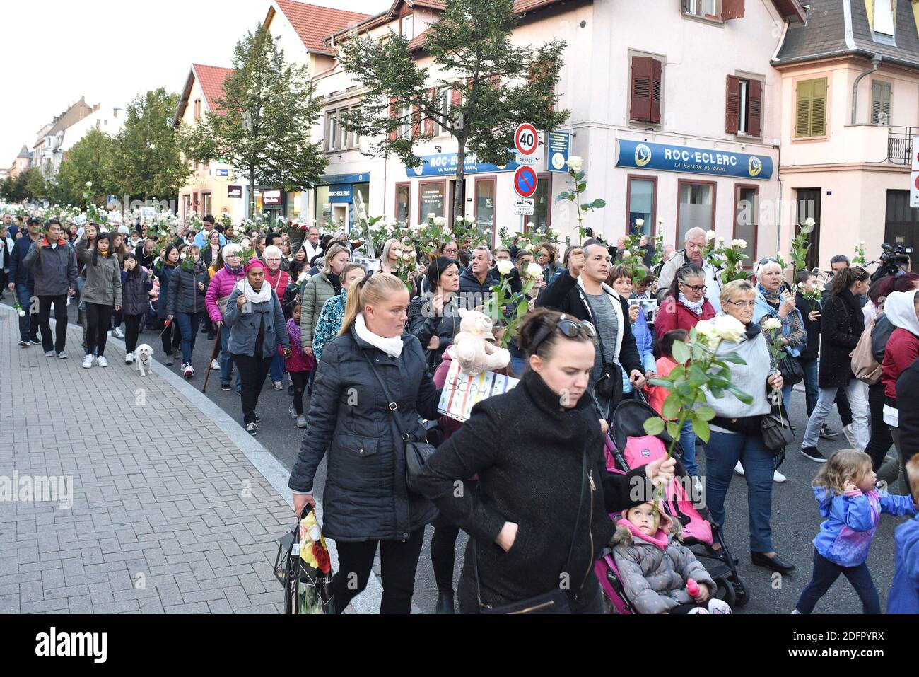 Les gens se rassemblent pour une marche blanche en faveur de la famille de Sophie le Tan à Schiltigheim, dans la banlieue de Strasbourg, France, le 29 septembre 2018. Jean-Marc Reiser, un homme de 58 ans aux antécédents criminels très élevés, a été inculpé pour meurtre et enlèvement à Strasbourg, dix jours après la disparition de la femme de 20 ans. Photo de Nicolas Roses/ABACAPRESS.COM Banque D'Images