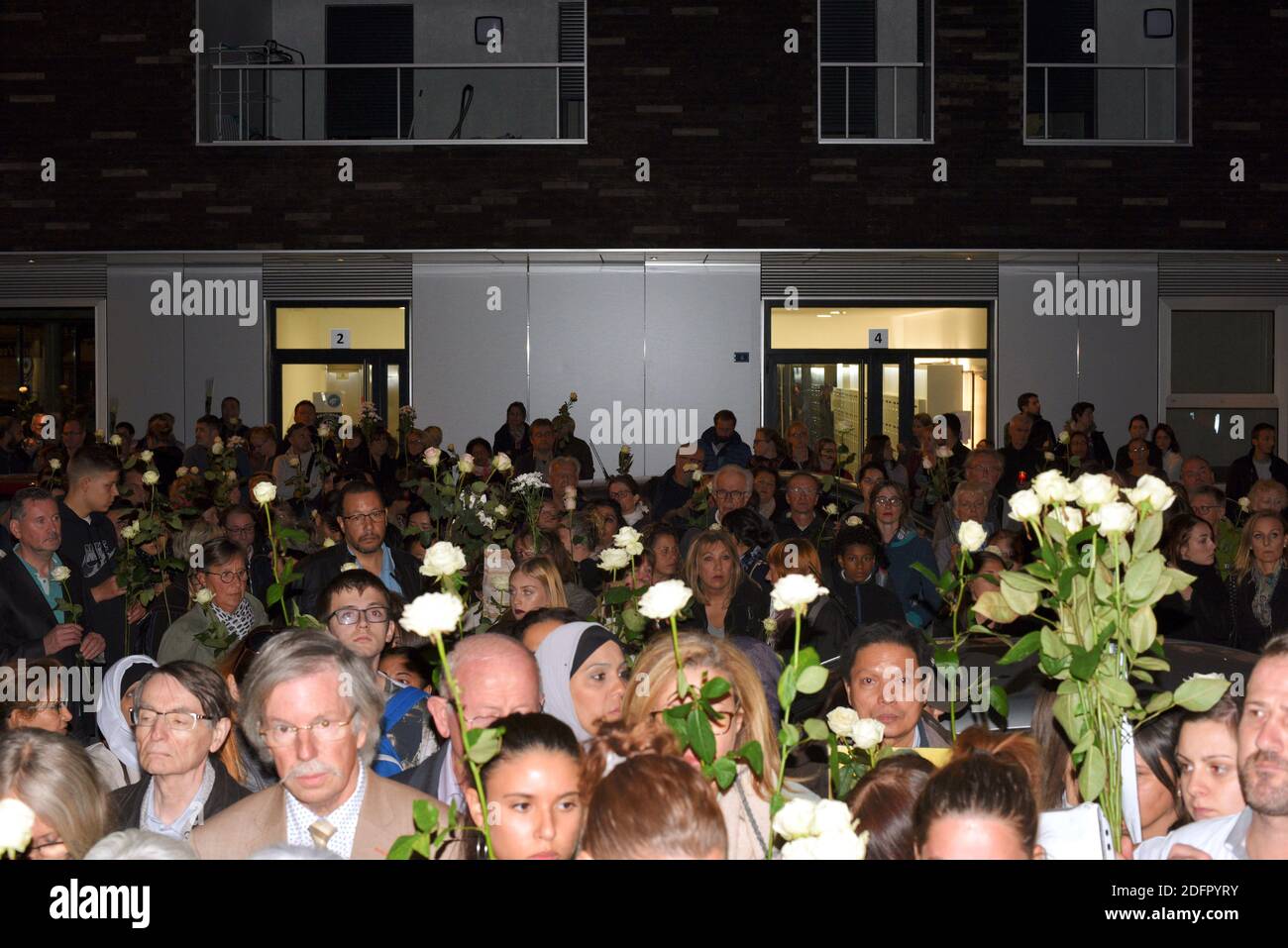 Les gens se rassemblent pour une marche blanche en faveur de la famille de Sophie le Tan à Schiltigheim, dans la banlieue de Strasbourg, France, le 29 septembre 2018. Jean-Marc Reiser, un homme de 58 ans aux antécédents criminels très élevés, a été inculpé pour meurtre et enlèvement à Strasbourg, dix jours après la disparition de la femme de 20 ans. Photo de Nicolas Roses/ABACAPRESS.COM Banque D'Images