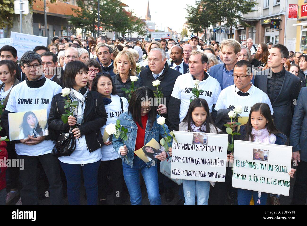 Les gens se rassemblent pour une marche blanche en faveur de la famille de Sophie le Tan à Schiltigheim, dans la banlieue de Strasbourg, France, le 29 septembre 2018. Jean-Marc Reiser, un homme de 58 ans aux antécédents criminels très élevés, a été inculpé pour meurtre et enlèvement à Strasbourg, dix jours après la disparition de la femme de 20 ans. Photo de Nicolas Roses/ABACAPRESS.COM Banque D'Images