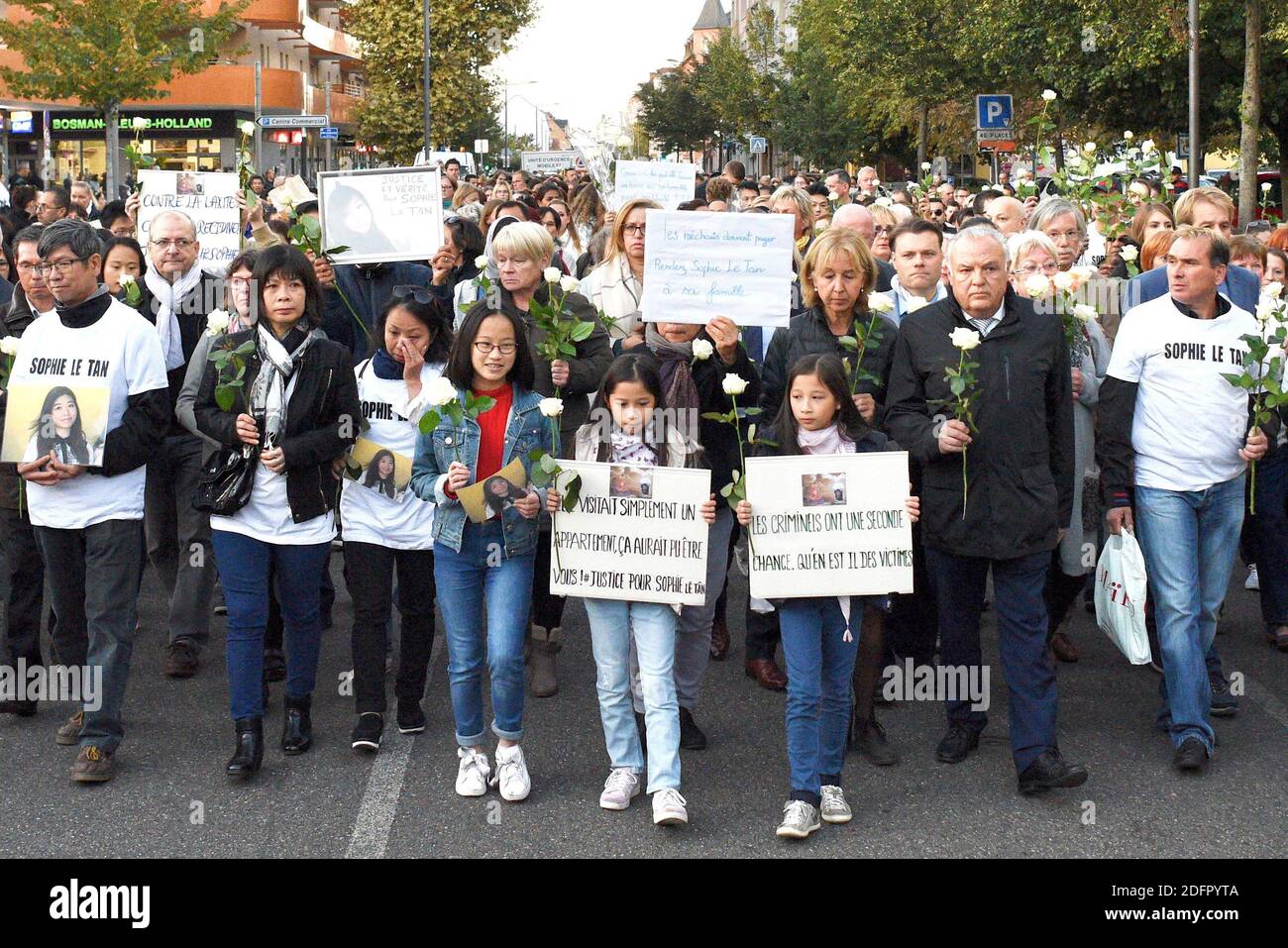 Les gens se rassemblent pour une marche blanche en faveur de la famille de Sophie le Tan à Schiltigheim, dans la banlieue de Strasbourg, France, le 29 septembre 2018. Jean-Marc Reiser, un homme de 58 ans aux antécédents criminels très élevés, a été inculpé pour meurtre et enlèvement à Strasbourg, dix jours après la disparition de la femme de 20 ans. Photo de Nicolas Roses/ABACAPRESS.COM Banque D'Images