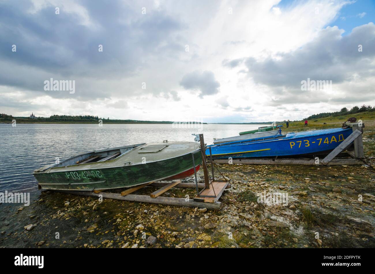 Septembre 2020 - Rakula. Bateaux de village vides sur la rive de la rivière. Traversée de la rivière. Russie, région d'Arkhangelsk Banque D'Images