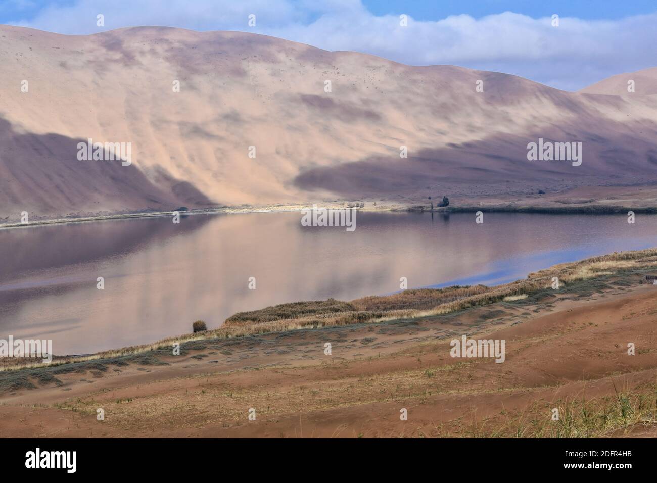 Lac Sumu Barun Jaran-miroir d'eau sombre. Désert de Badain Jaran-Mongolie-intérieure-Chine-1152 Banque D'Images