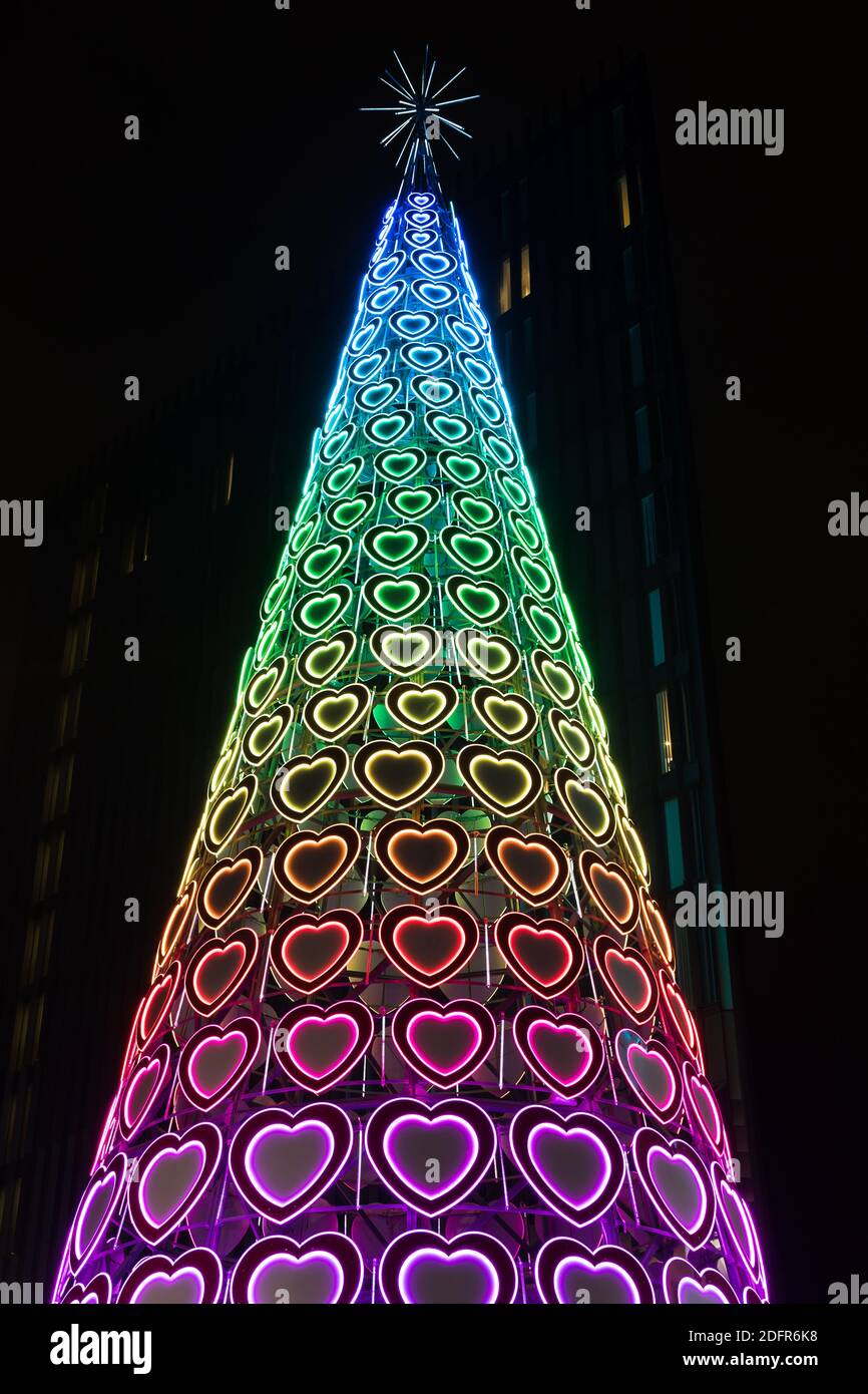 Toutes les couleurs de l'arc-en-ciel illuminent l'arbre de Noël dans le centre commercial Liverpool One, composé de coeurs. Banque D'Images