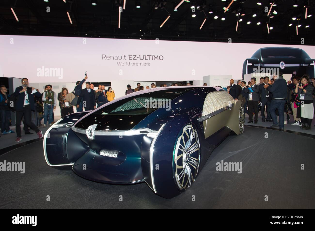 Renault EZ-Ultimo concept lors du salon de l'automobile de Paris 2018, connu sous le nom de mondial de l'automobile au parc des expositions de la porte de Versailles à Paris, France, le 2 octobre 2018. Photo de Nicolas Genin/ABACAPRESS.COM Banque D'Images