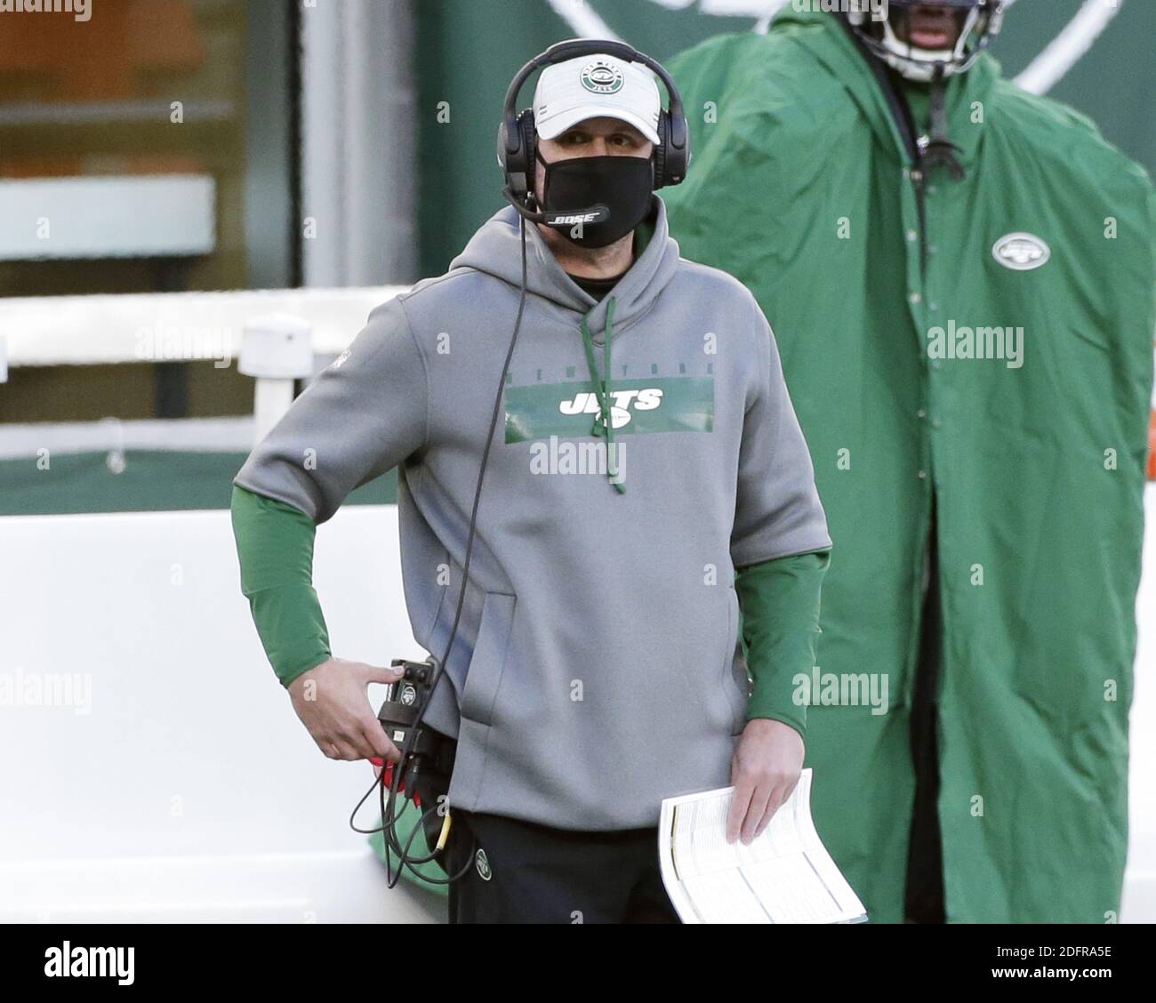 East Rutherford, États-Unis. 06e décembre 2020. Adam Gase, entraîneur-chef des New York Jets, se tient sur la touche pendant la seconde moitié contre les Las Vegas Raiders au cours de la semaine 13 de la saison NFL au MetLife Stadium à East Rutherford, NJ, le dimanche 6 décembre 2020. Les Raiders ont battu les New York Jets 31-28. Photo de John Angelillo/UPI crédit: UPI/Alay Live News Banque D'Images