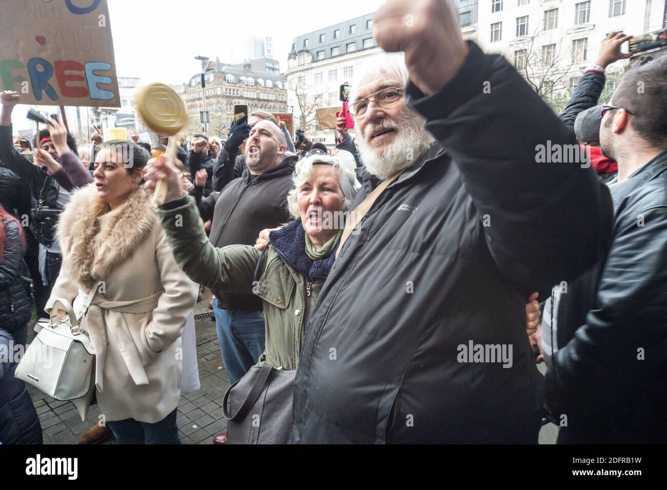Manchester Piccadilly Gardens 6 décembre 2020 : un homme et une femme âgés montrent leur soutien aux discours anti-verrouillage et anti-système de niveau Banque D'Images