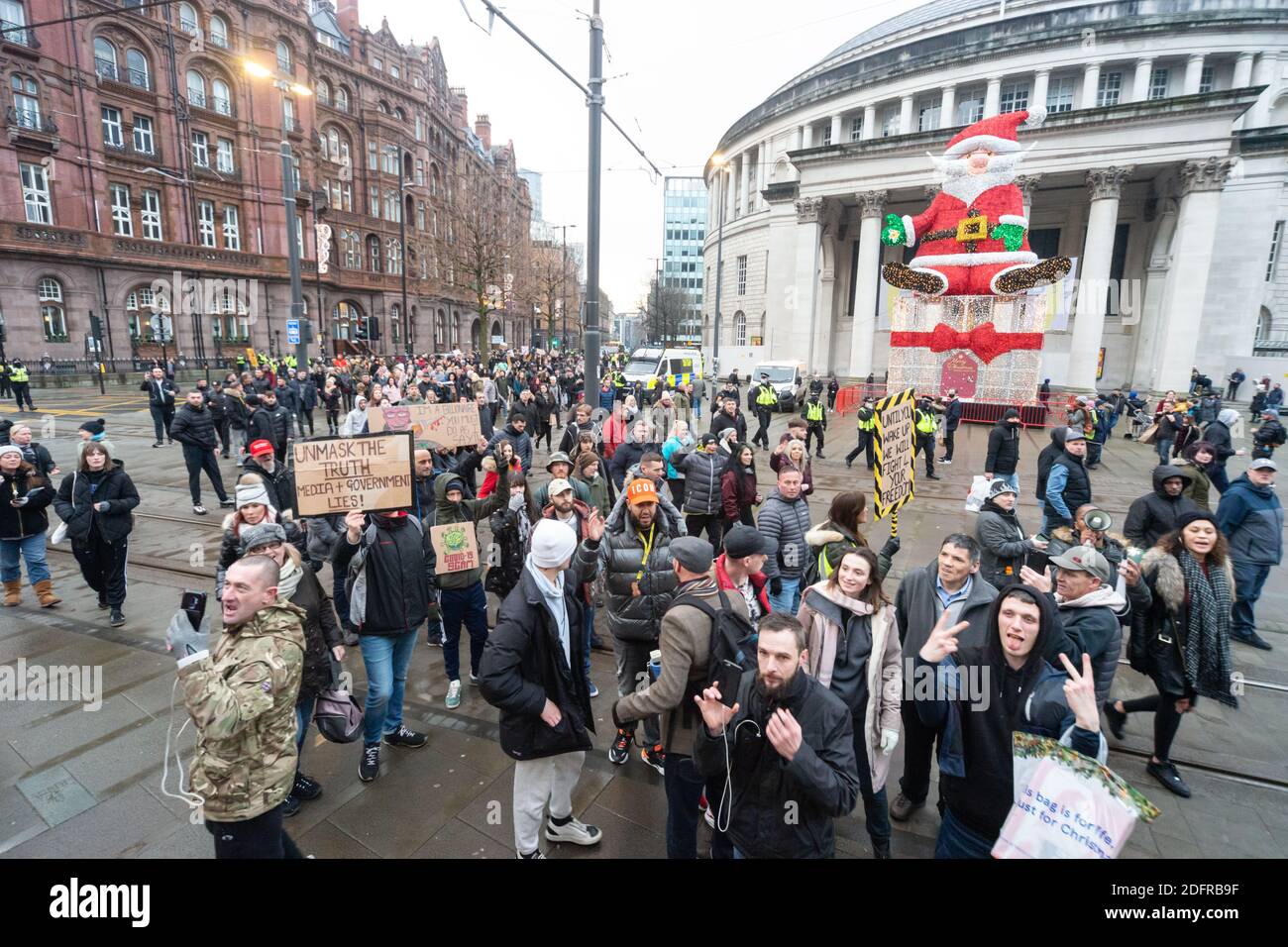 Manchester 6 décembre 2020: Une marche de protestation pour les libertés, l'anti-verrouillage, système anti-Tier progresse à travers la place St Peter, Manchester, Royaume-Uni Banque D'Images