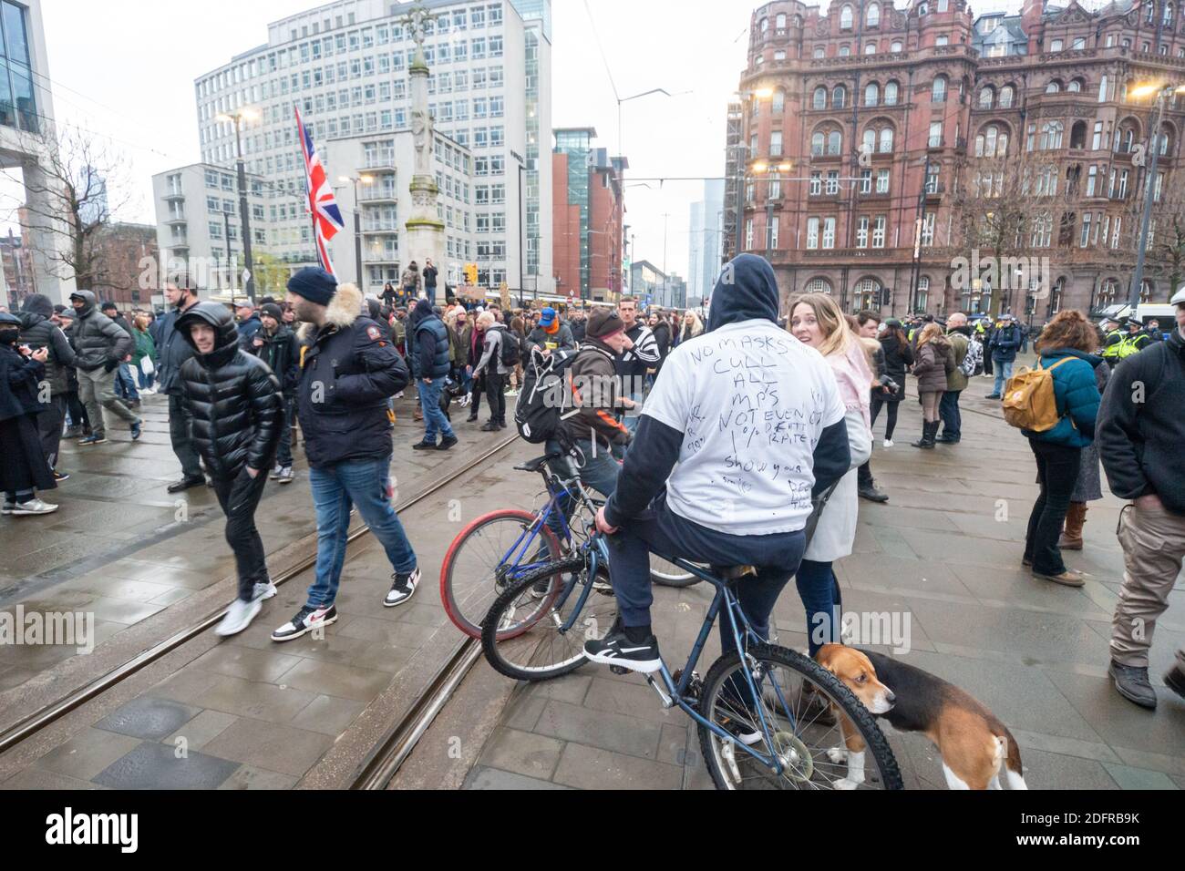 Manchester le 6 décembre 2020: Une marche de protestation pour les libertés, l'anti-verrouillage, système anti-Tier. Le tee-shirt d'un homme indique « No Masks, Cull All MPS » Banque D'Images