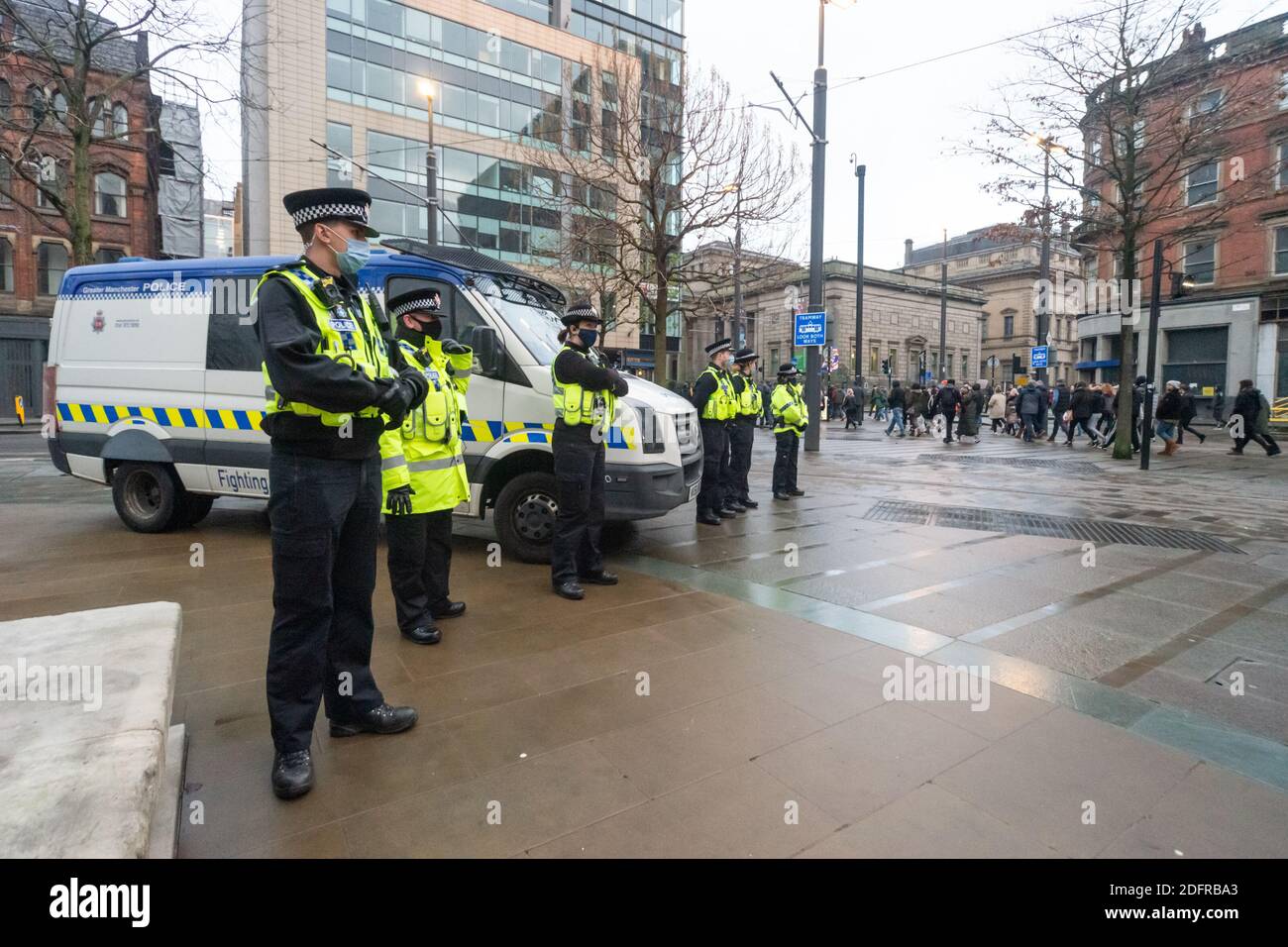 Manchester le 6 décembre 2020: Une marche de protestation pour les libertés, l'anti-verrouillage, système anti-Tier. La police se réunit alors que les manifestants traversent la ville Banque D'Images