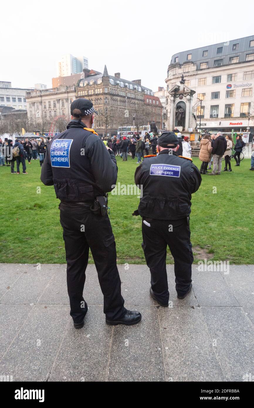 Manchester Piccadilly Gardens 6 décembre 2020 : deux cueilleurs de preuves de police surveillent le rassemblement de protestation anti-verrouillage Banque D'Images