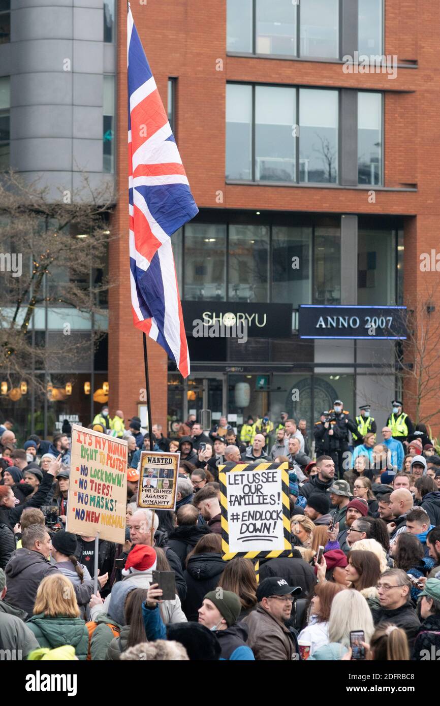 Manchester Piccadilly Gardens 6 décembre 2020 : un grand rassemblement de personnes en protestation contre les blocages et le système de niveau au Royaume-Uni Banque D'Images