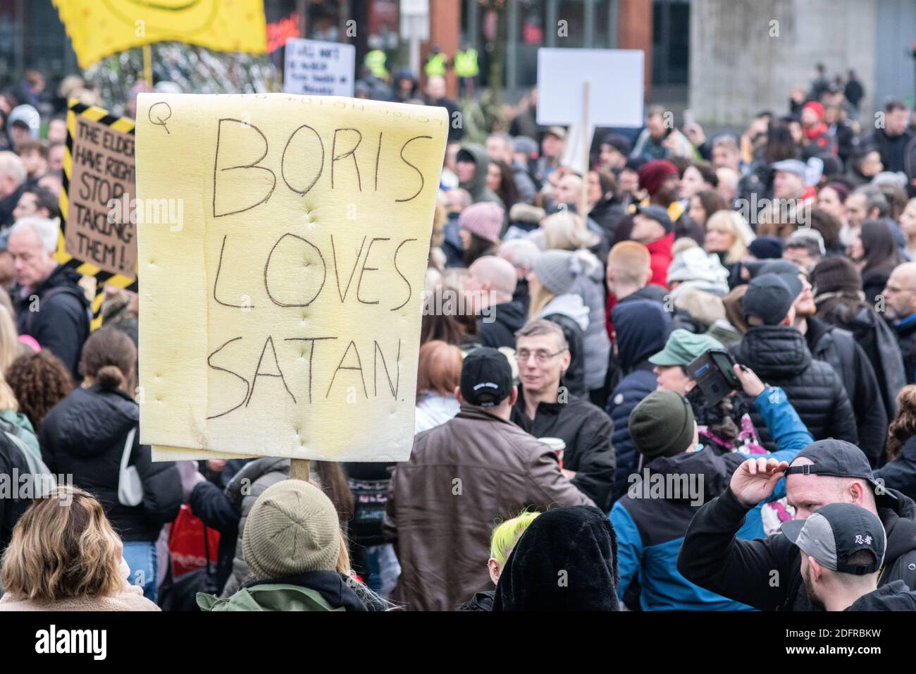 Manchester Piccadilly Gardens 6 décembre 2020 : manifestation contre le verrouillage/système anti-Tier. Une personne tient un écriteau lisant Boris aime Satan Banque D'Images