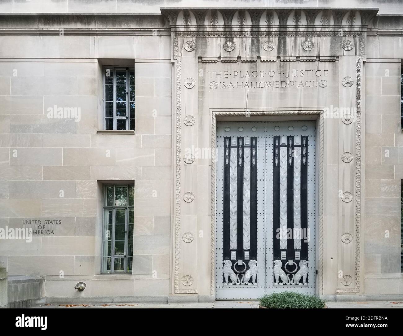 L'entrée secondaire dans le bâtiment du ministère de la Justice à Washington, DC, Etats-Unis, Banque D'Images