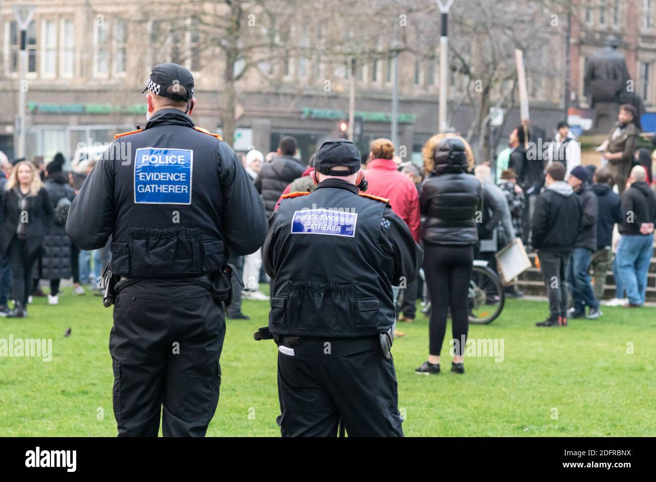 Manchester Piccadilly Gardens 6 décembre 2020 : deux cueilleurs de preuves de police surveillent le rassemblement de protestation anti-verrouillage Banque D'Images