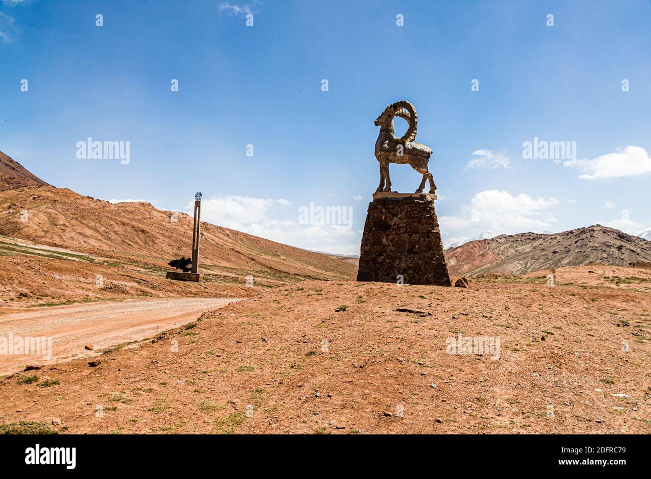 Sculpture de Capricorne à la frontière entre le Tadjikistan et le Kirghizistan Banque D'Images