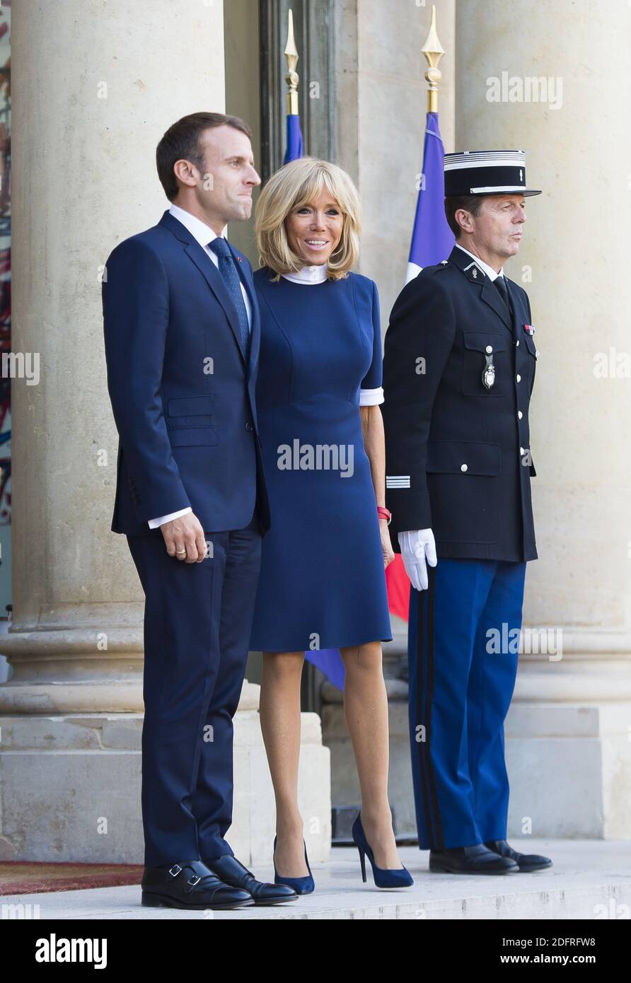 Le président français Emmanuel Macron et sa femme Brigitte Macron sourient à Elysee Palace le 8 octobre 2018 . Photo par ELIOT BLONDT/ABACAPRESS.COM Banque D'Images