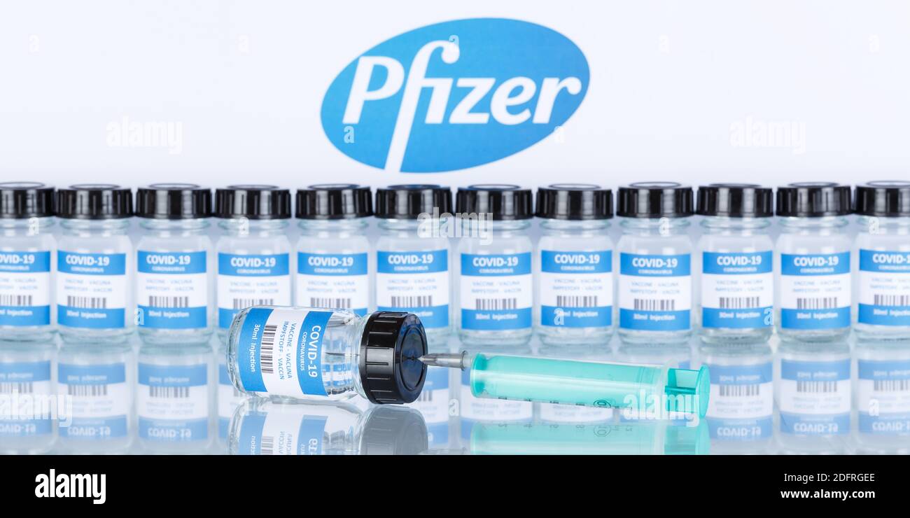 Vaccin contre le coronavirus Pfizer virus Corona COVID-19 vaccins à seringue Covid panoramique afficher les bouteilles Banque D'Images