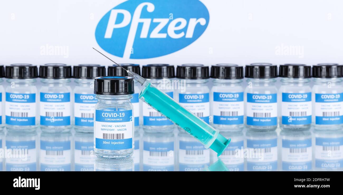 Vaccin contre le coronavirus Pfizer virus Corona COVID-19 vaccins à seringue Covid panoramique flacons photo Banque D'Images