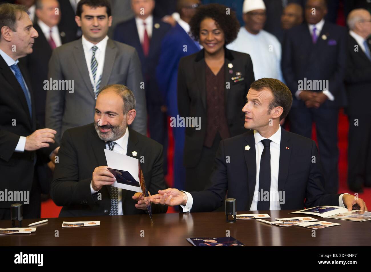 Le président français Emmanuel Macron (R) et le Premier ministre arménien Nikol Pashinyan (Pashinian) dévoilent un timbre en l'honneur du chanteur-compositeur franco-arménien Charles Aznavour lors du 17e sommet des pays francophones à Erevan, le 11 octobre 2018. Photo par Eliot Blondt/ABACAPRESS.COM Banque D'Images