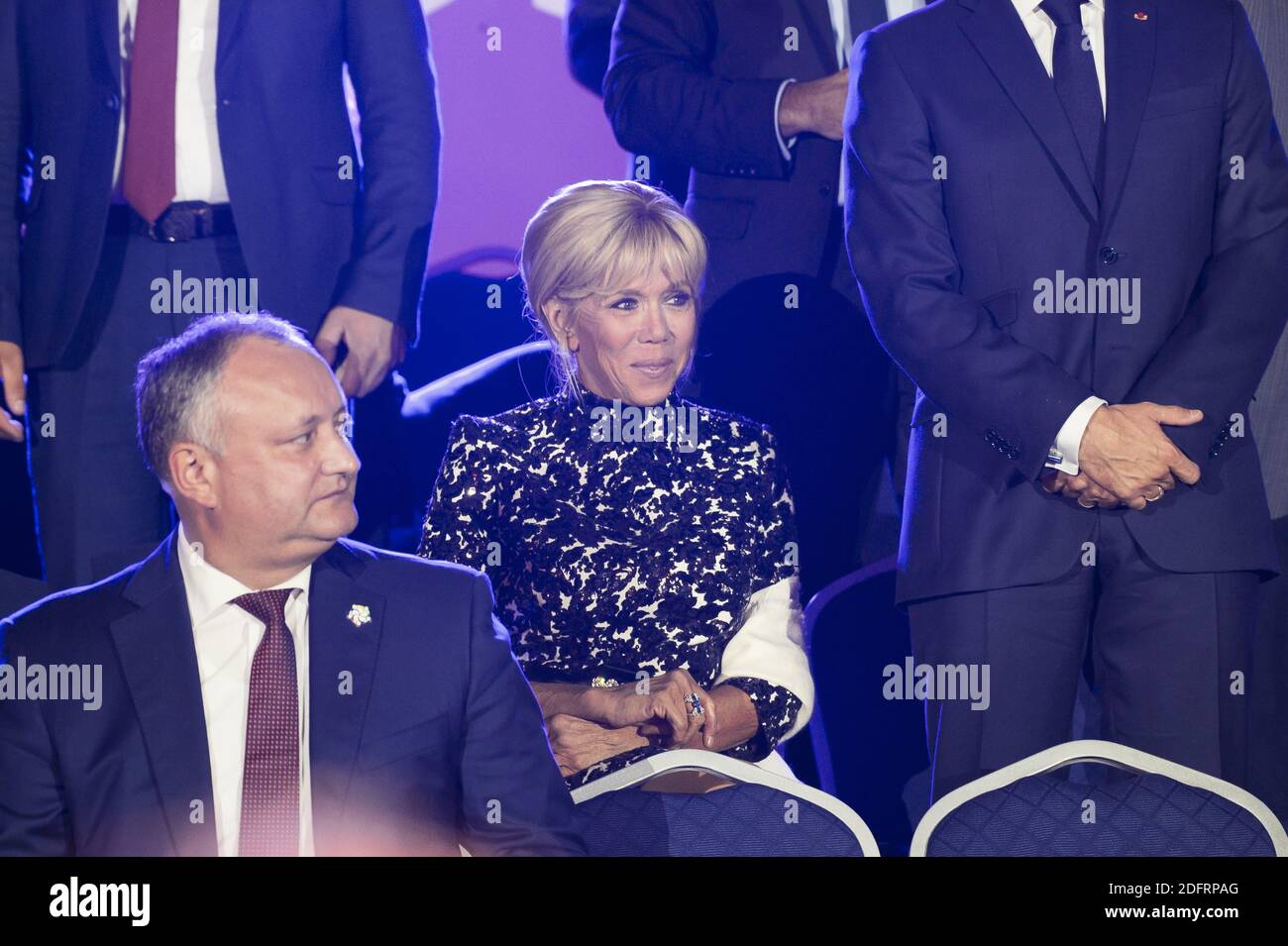 Le président français Emmanuel Macron et la première dame Brigitte Macron assistent à un concert à la mémoire du regretté chanteur-compositeur franco-arménien Charles Aznavour, sur la place de la République d'Erevan, le 11 octobre 2018. Photo par Eliot Blondt/ABACAPRESS.COM Banque D'Images