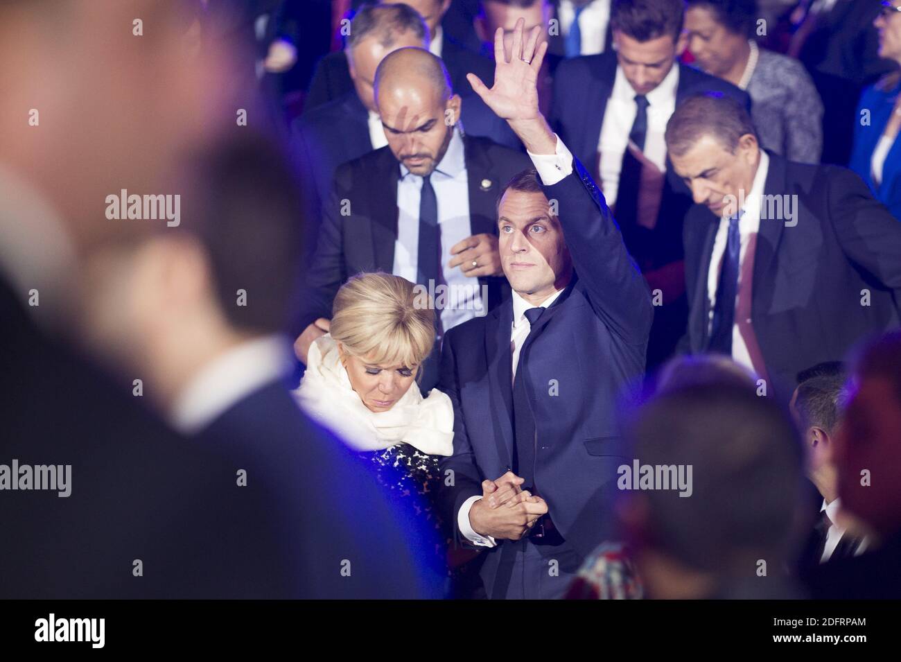 Le président français Emmanuel Macron et la première dame Brigitte Macron assistent à un concert à la mémoire du regretté chanteur-compositeur franco-arménien Charles Aznavour, sur la place de la République d'Erevan, le 11 octobre 2018. Photo par Eliot Blondt/ABACAPRESS.COM Banque D'Images