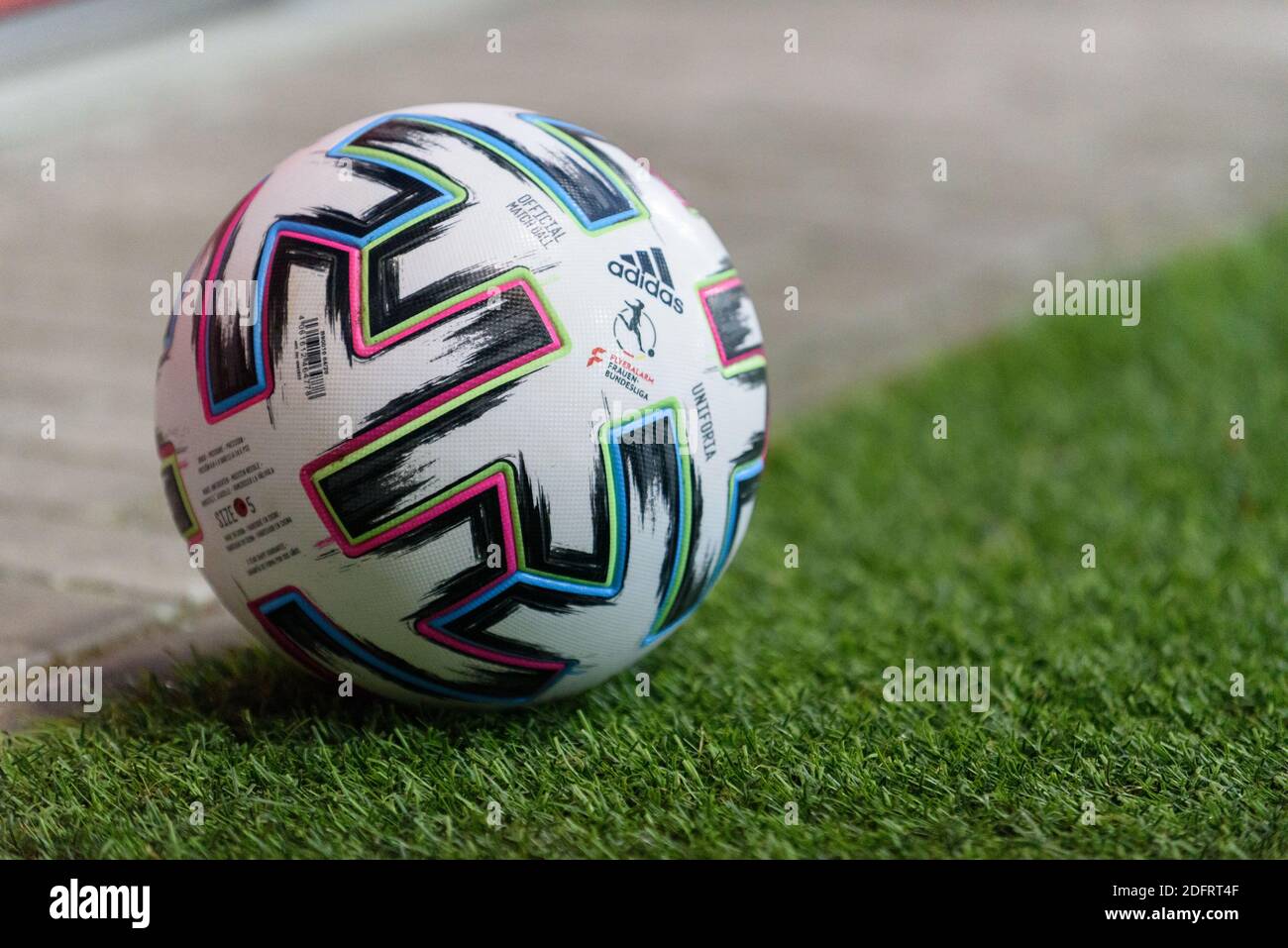 Munich, Allemagne. 06e décembre 2020. Ballon de match Adidas lors du match Frauen Bundesliga entre le FC Bayern Munich et Bayer Leverkusen. Sven Beyrich/SPP crédit: SPP Sport Press photo. /Alamy Live News Banque D'Images