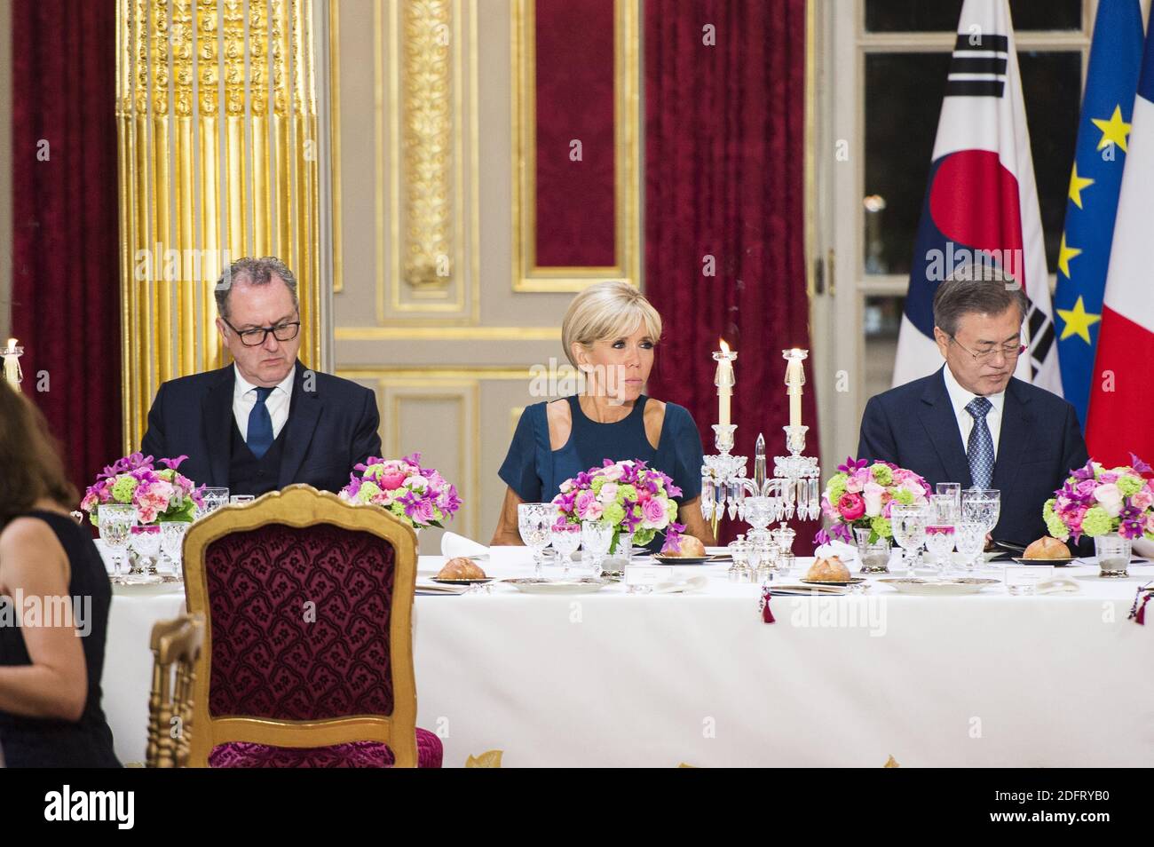 Le président français Emmanuel Macron , sa femme Brigitte Macron, le président sud-coréen Moon Jae-in et sa femme Kim Jung-sook lors d'un dîner d'État à l'Elysée à Paris le 15 octobre 2018. Photo par Eliot Blondt/ABACAPRESS.COM Banque D'Images