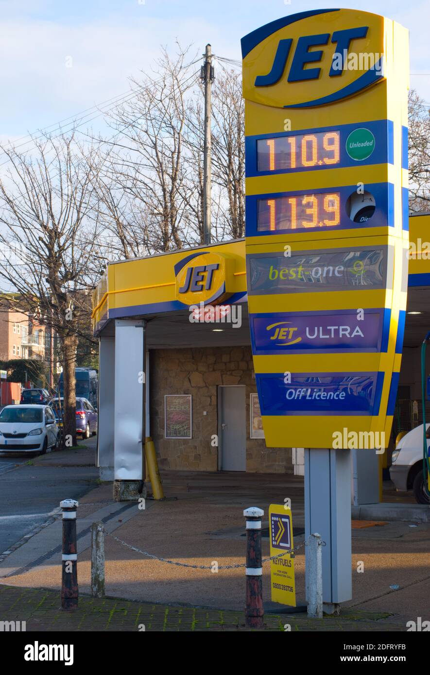 Une station-service Jet avec affichage des prix. Banque D'Images