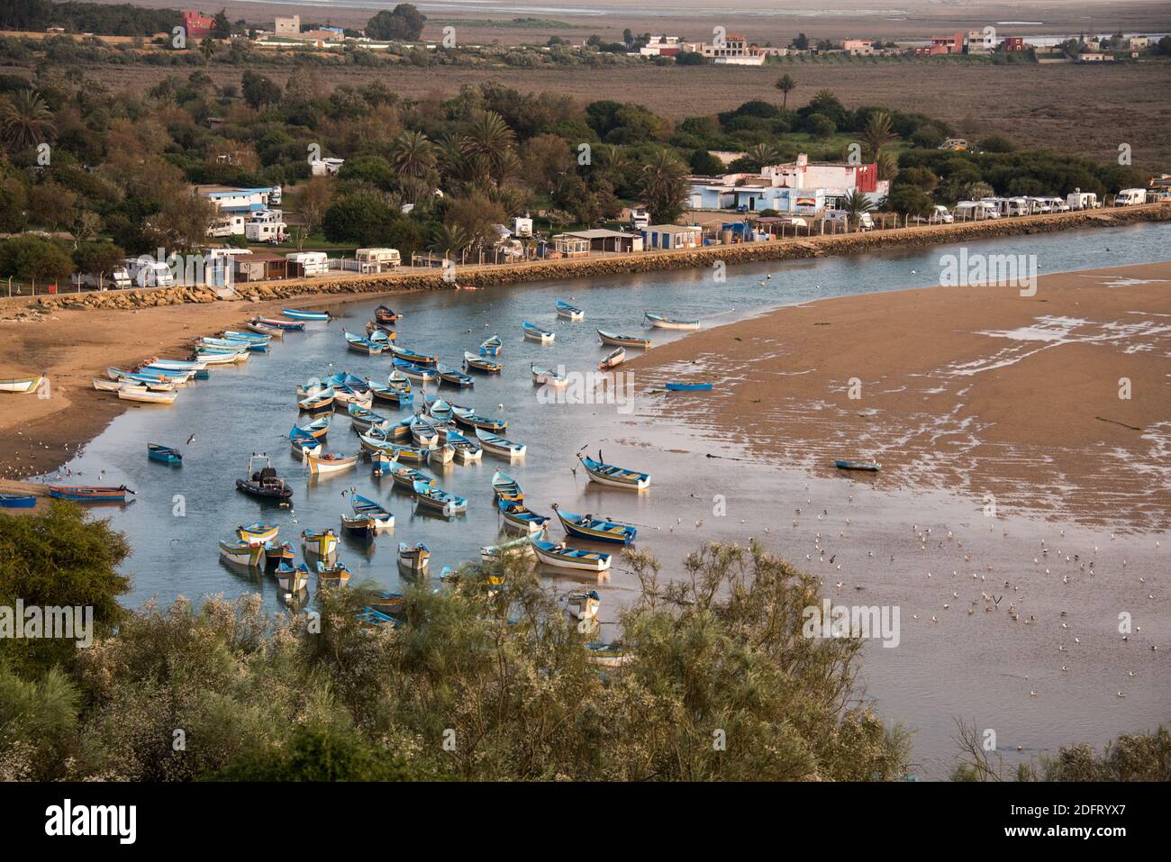 Plage de Moulay Bousselham au bord de l'océan Atlantique au Maroc, en Afrique du Nord en hiver Banque D'Images