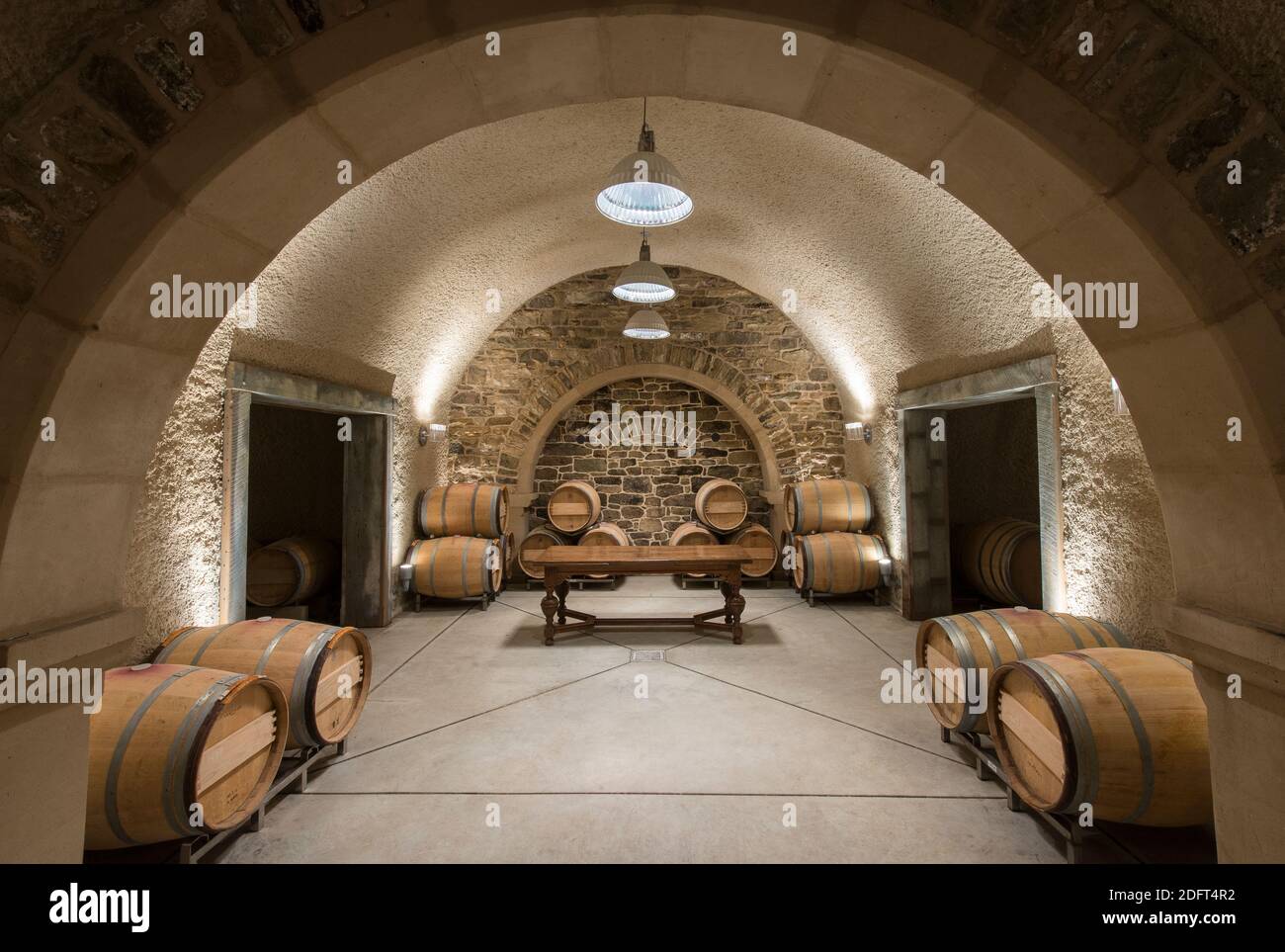 Le vin est stocké dans des barils de bois jusqu'à l'âge et ferment dans une zone de stockage souterraine à RDV Vineyards. Banque D'Images