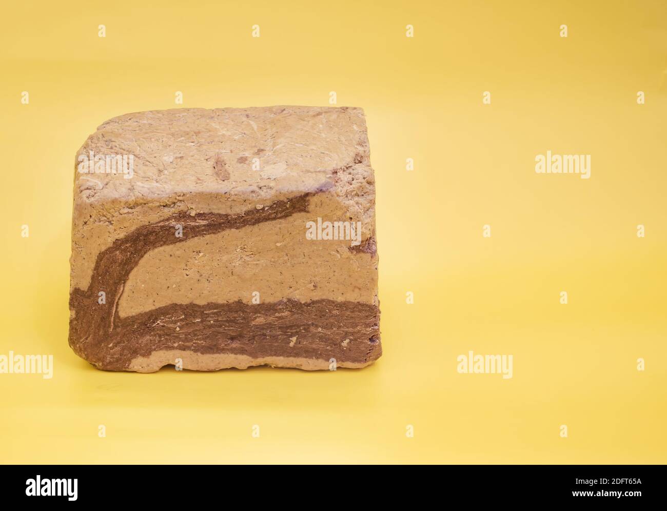 Très doux halva sur fond jaune avec espace de copie. Banque D'Images