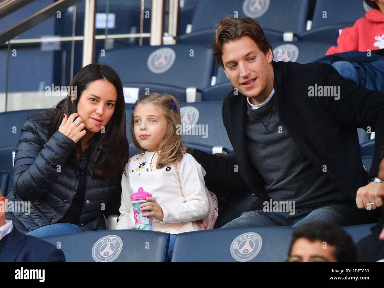 Veuillez cacher le visage des enfants avant la publication - Jean Sarkozy  avec sa Jessica et ses enfants Solal et Lola lors du match de football de  la Ligue 1 Paris Saint-Germain (