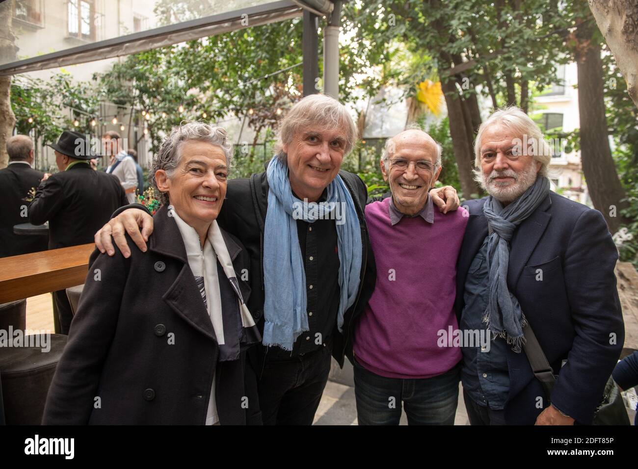 De gauche à droite : Marie Jego, Jean Plantu, caricaturiste turc, et Izel Rozenthal assistent à la cérémonie du Prix Albert Londres à Istanbul, Turquie, le 22 octobre 2018. Photo par Ammar Abd Rabbo/ABACAPRESS.COM Banque D'Images