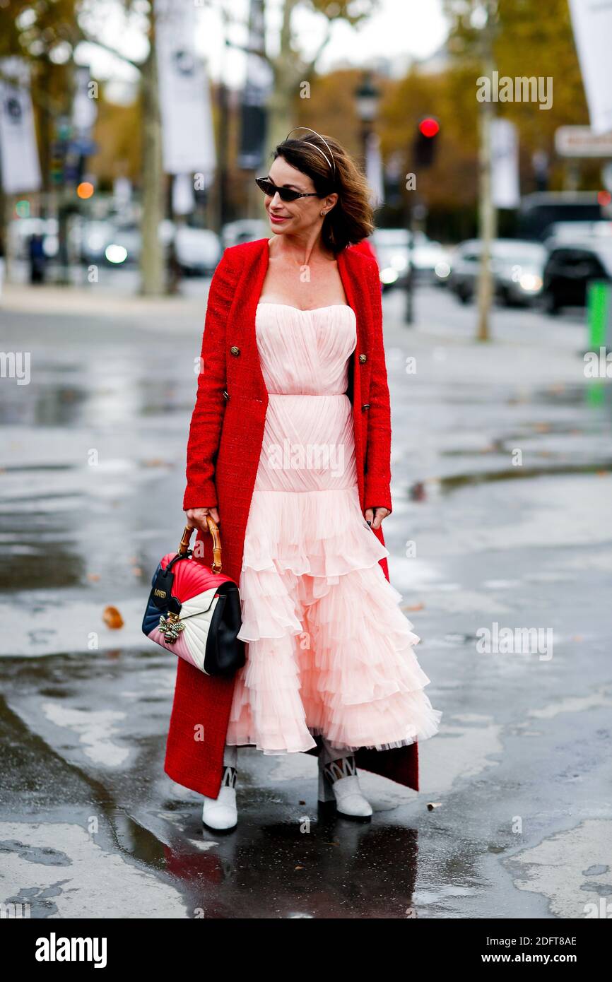Street style, arrivée au salon prêt-à-porter du printemps 2019 de Chanel,  tenu au Grand Palais, à Paris, en France, le 2 octobre 2018. Photo de  Marie-Paola Bertrand-Hillion/ABACAPRESS.COM Photo Stock - Alamy