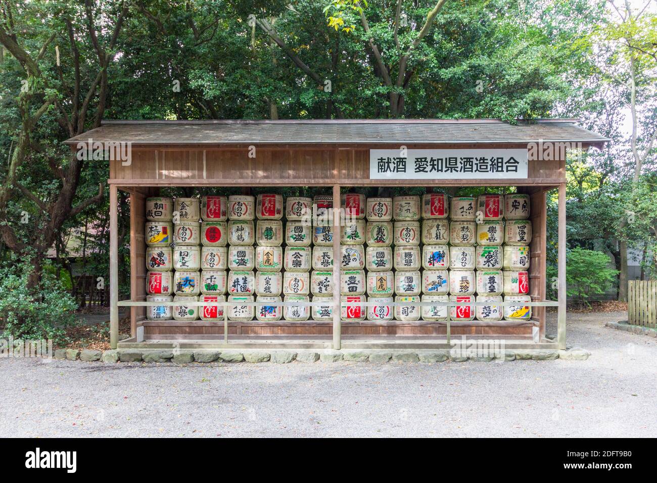 Les piles de fûts de saké offerts sont entreposées dans un hangar du sanctuaire Atsuta à Nagoya, au Japon Banque D'Images