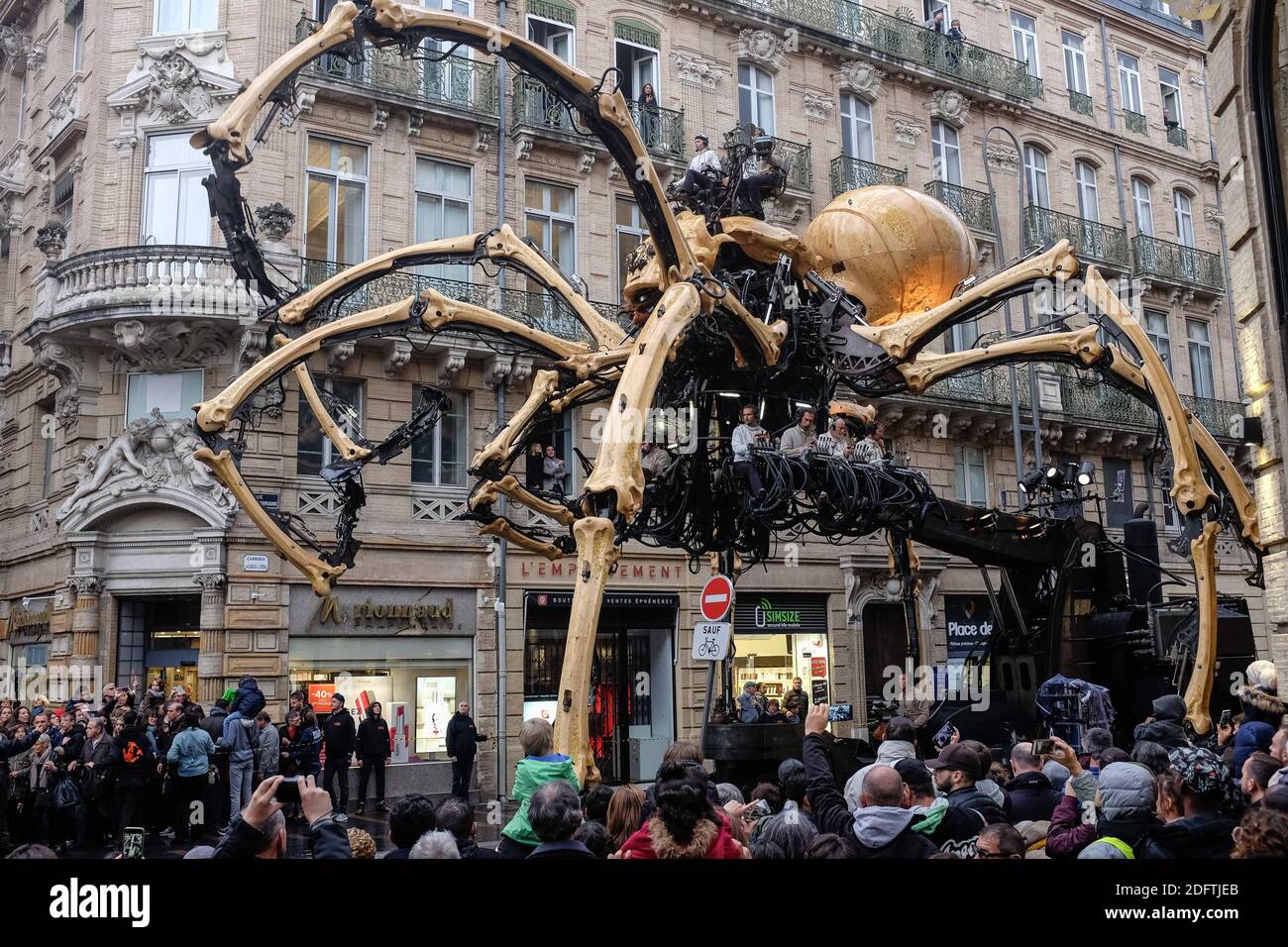 La société la machine, dirigée par François Delarozière, produit à Toulouse  (France) un opéra urbain « le Gardien du Temple » du 1er au 4 novembre.  Asterion, le minotaure, et Ariane, l'araignée,